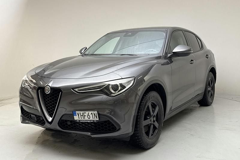Grå Begagnad 2019 Alfa Romeo Stelvio Super SUV | 264 900 kr (Marknadspris) - Bild 1/4