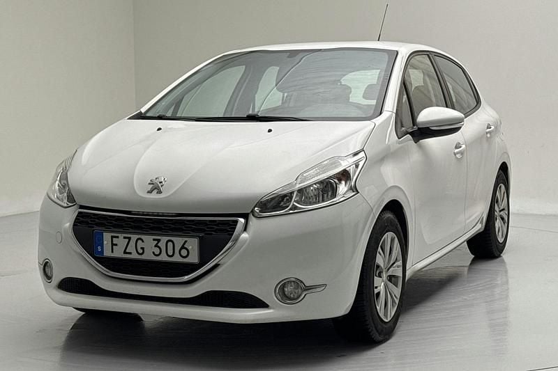 Vit Begagnad 2015 Peugeot 208 Halvkombi | 74 000 kr (Lite dyr) - Bild 1/4