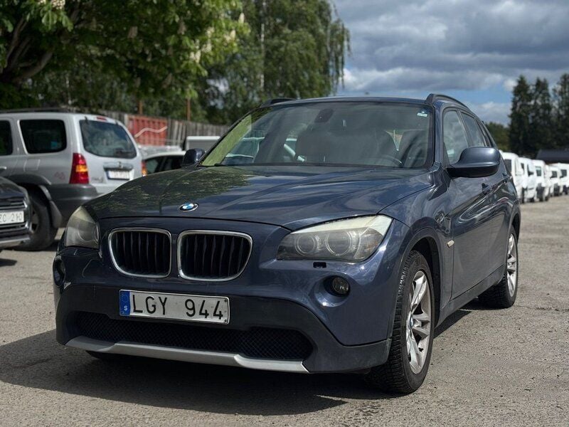 Blå Begagnad 2011 BMW X1 SUV | 89 900 kr (Marknadspris) - Bild 1/4