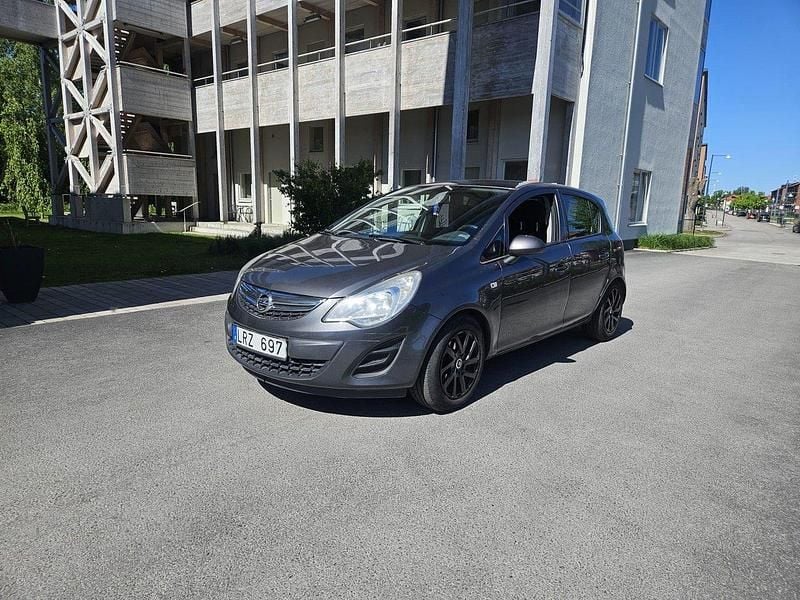 Grå Begagnad 2011 Opel Corsa Enjoy Halvkombi | 25 000 kr (Marknadspris) - Bild 1/4