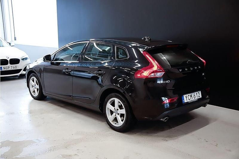 Begagnad Volvo V40 Momentum 150 HK (110 kW) 2016 Svart Kombi