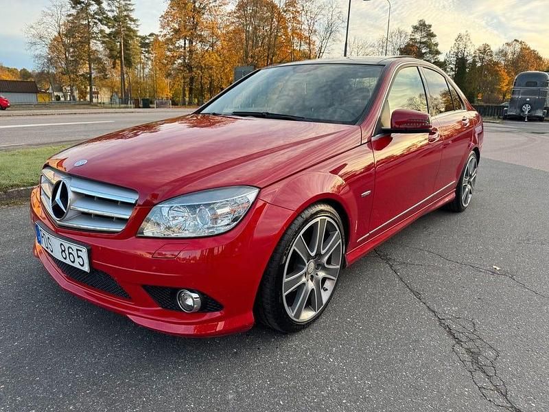 Ljusröd (röd) Begagnad 2010 Mercedes C200 AMG Sedan | 64 900 kr (Marknadspris) - Bild 1/4