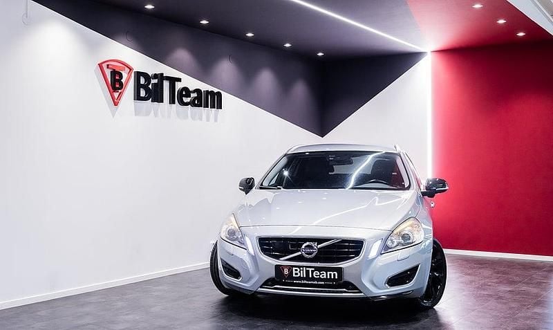 Silver Begagnad 2013 Volvo V60 Summum Kombi | 99 900 kr (Marknadspris) - Bild 1/4