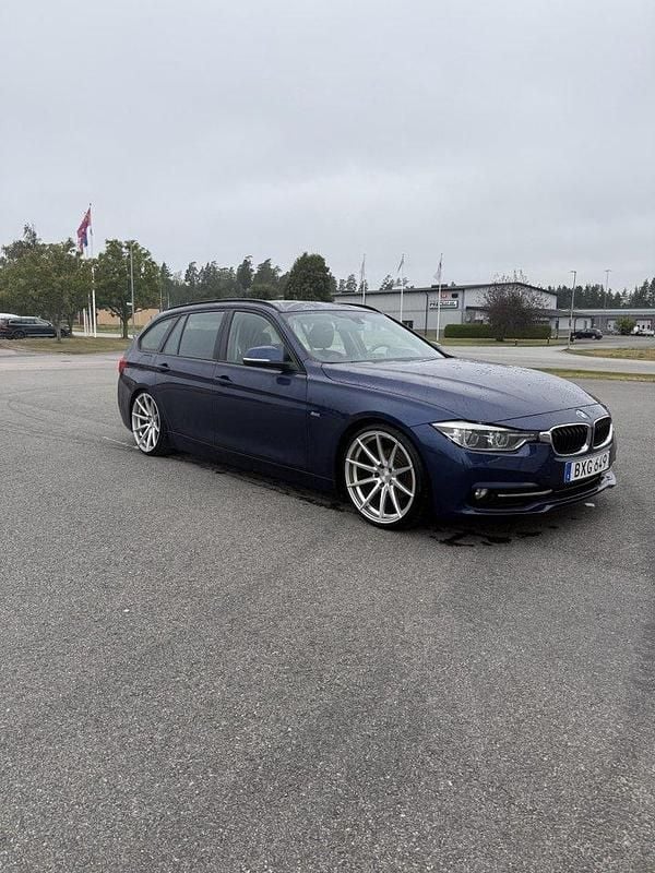 Blå Begagnad 2016 BMW 318 Sport Line Kombi | 134 900 kr (Marknadspris) - Bild 1/4