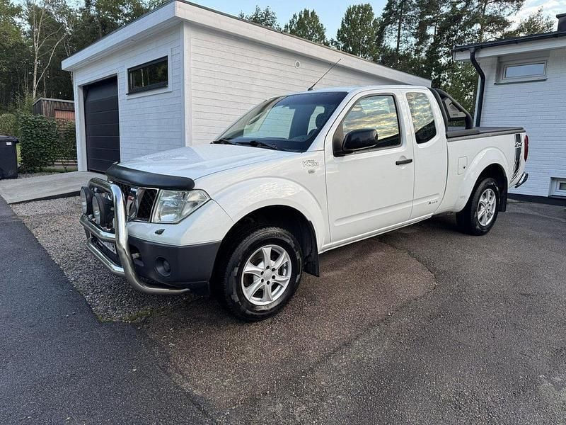 Vit Begagnad 2009 Nissan Navara Pickup | 103 000 kr (Lite dyr) - Bild 1/4