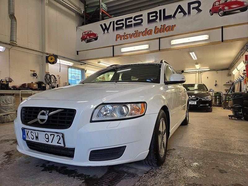 Vit Begagnad 2010 Volvo V50 Kinetic Kombi | 49 900 kr (Lite dyr) - Bild 1/4
