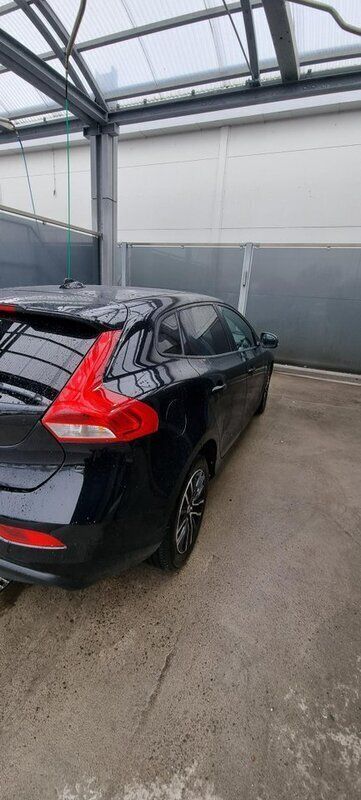 Svart Begagnad 2017 Volvo V40 Kombi | 139 000 kr (Marknadspris) - Bild 1/4