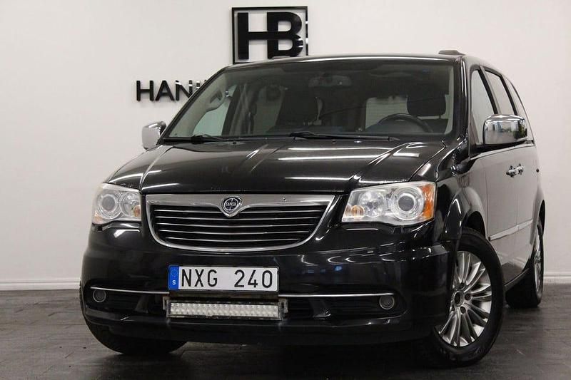 Svart Begagnad 2013 Lancia Voyager Minibuss | 139 900 kr (Marknadspris) - Bild 1/4
