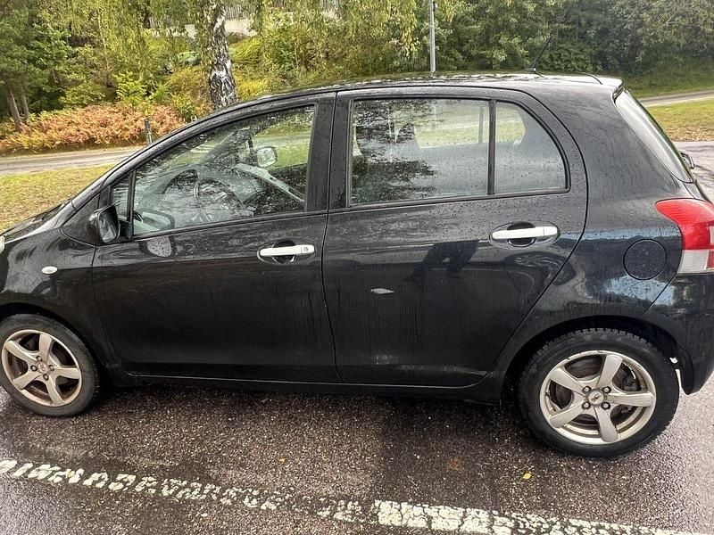 Svart Begagnad 2010 Toyota Yaris Halvkombi | 23 000 kr (Bra pris) - Bild 1/4