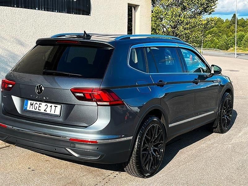 Begagnad VW Tiguan Allspace 150 HK (110 kW) 2023 Grå (gråmet) SUV