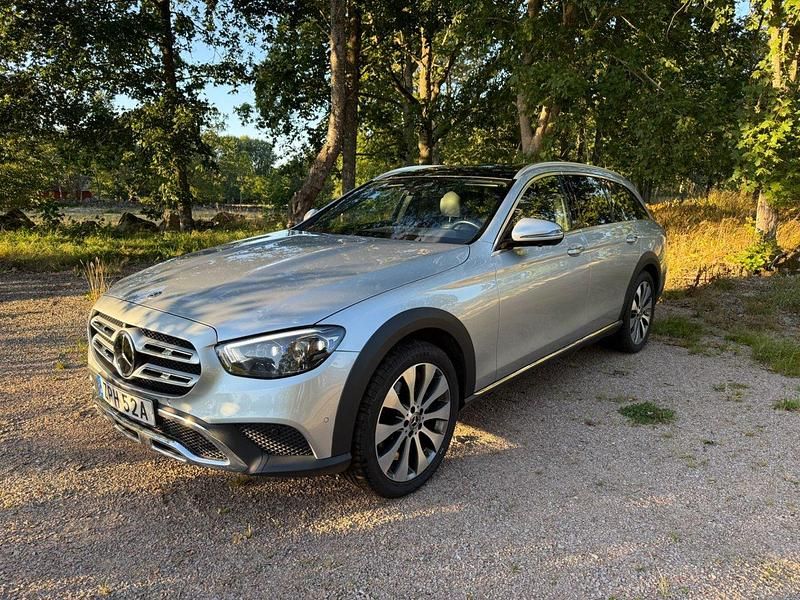 Silver Begagnad 2021 Mercedes E220 Kombi | 299 800 kr (Dyr) - Bild 1/4