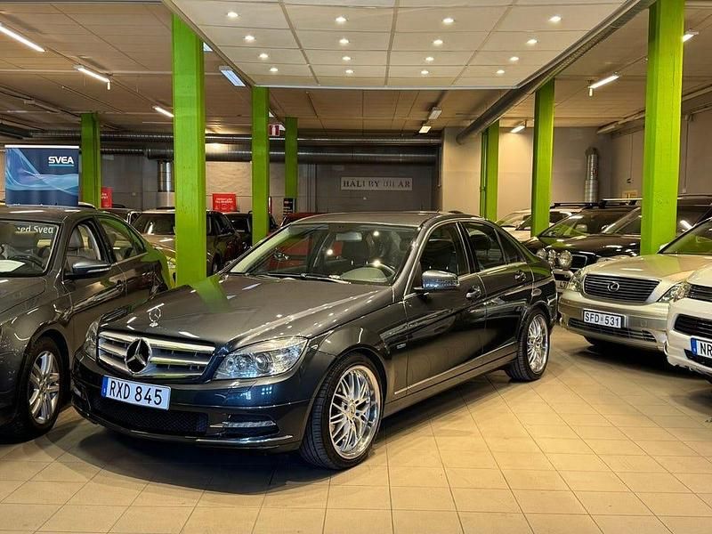 Grå Begagnad 2011 Mercedes C180 Sedan | 79 900 kr (Marknadspris) - Bild 1/4