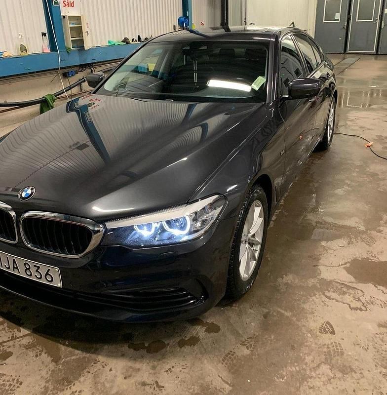 Grå Begagnad 2018 BMW 530 Sport Line Sedan | 310 000 kr (Marknadspris) - Bild 1/4