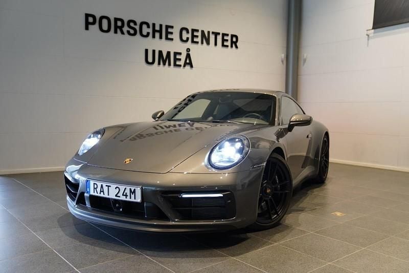 Mörkgrå Begagnad 2023 Porsche 911 Carrera GTS Sportkupé | 1 795 000 kr (Marknadspris) - Bild 1/4