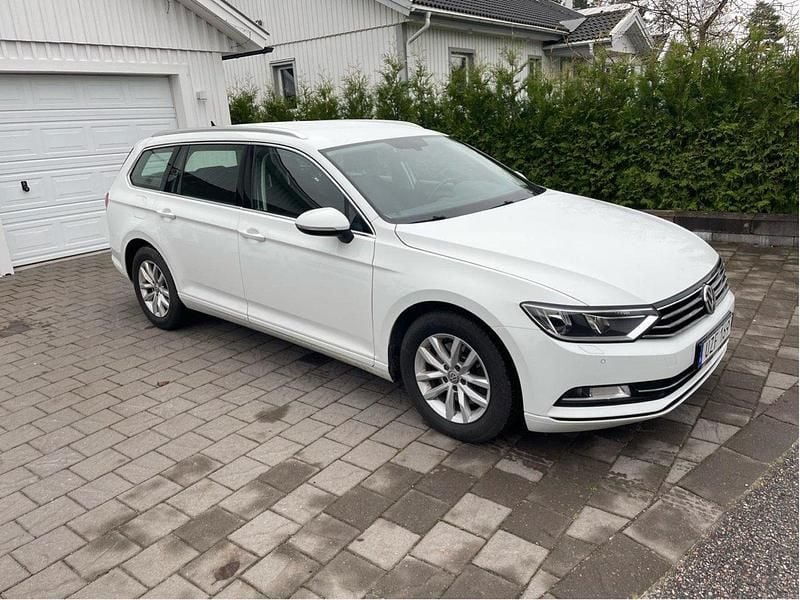 Vit Begagnad 2018 VW Passat Kombi | 159 000 kr (Superpris) - Bild 1/4