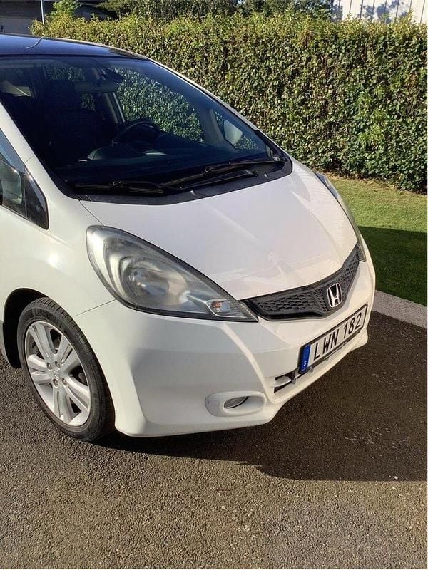 Vit Begagnad 2012 Honda Jazz Halvkombi | 55 000 kr (Marknadspris) - Bild 1/4