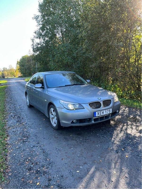Grå Begagnad 2006 BMW 530 Sedan | 69 000 kr (Marknadspris) - Bild 1/3