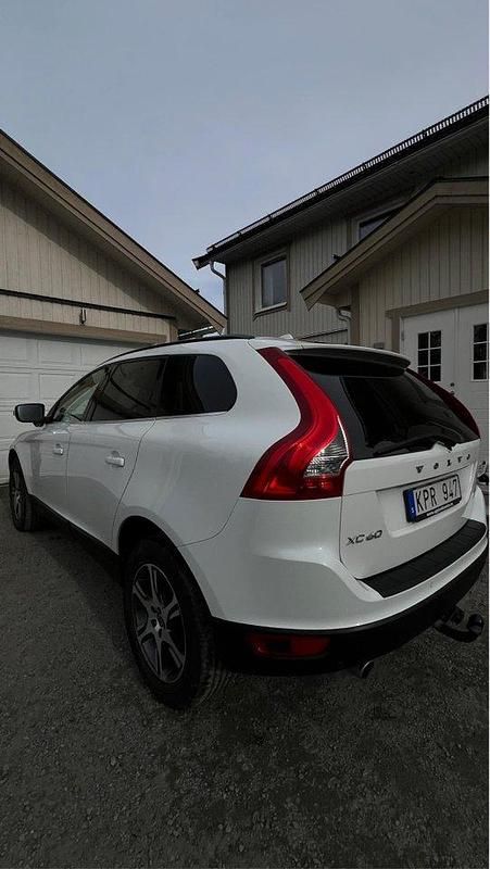 Vit Begagnad 2013 Volvo XC60 Momentum SUV | 209 000 kr (Dyr) - Bild 1/4