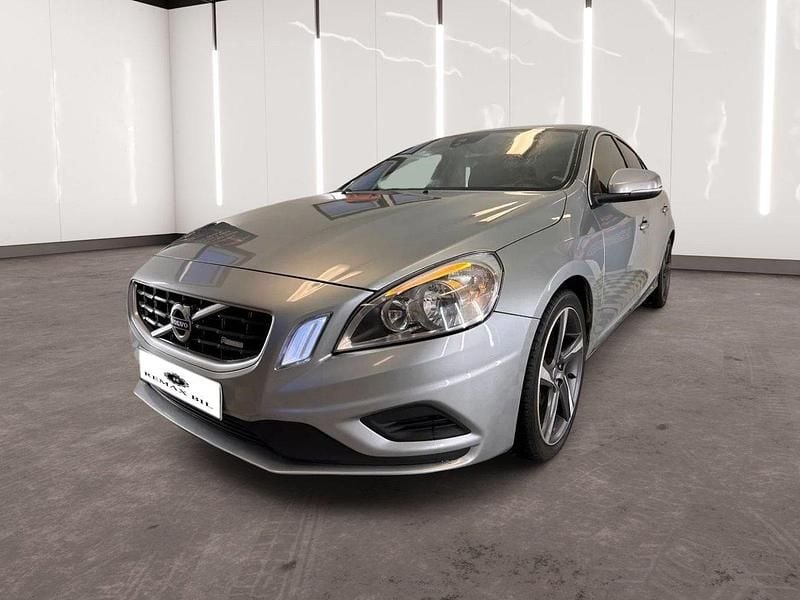 Ljusgrå (grå) Begagnad 2011 Volvo S60 R-Design Sedan | 69 900 kr (Superpris) - Bild 1/4