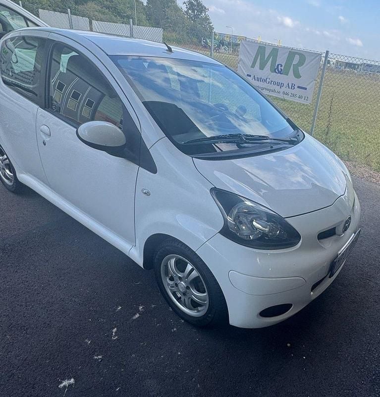 Vit Begagnad 2010 Toyota Aygo Halvkombi | 29 900 kr (Marknadspris) - Bild 1/4