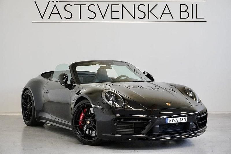 Svart Begagnad 2023 Porsche 911 Carrera 4 GTS Cab | 1 799 000 kr (Bra pris) - Bild 1/4