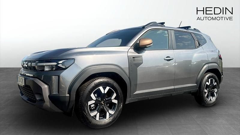 Mörkgrå Begagnad 2025 Dacia Duster Extreme SUV | 331 800 kr (Marknadspris) - Bild 1/4