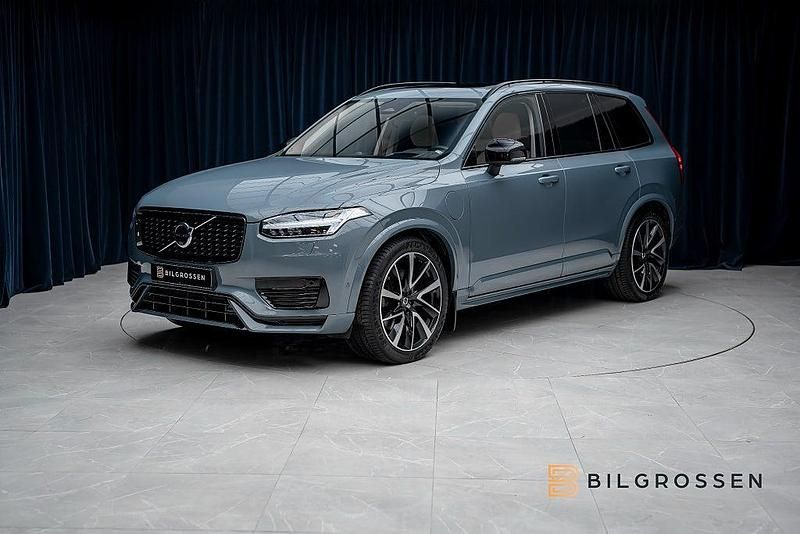 Grå Begagnad 2022 Volvo XC90 Ultimate SUV | 669 900 kr (Marknadspris) - Bild 1/4