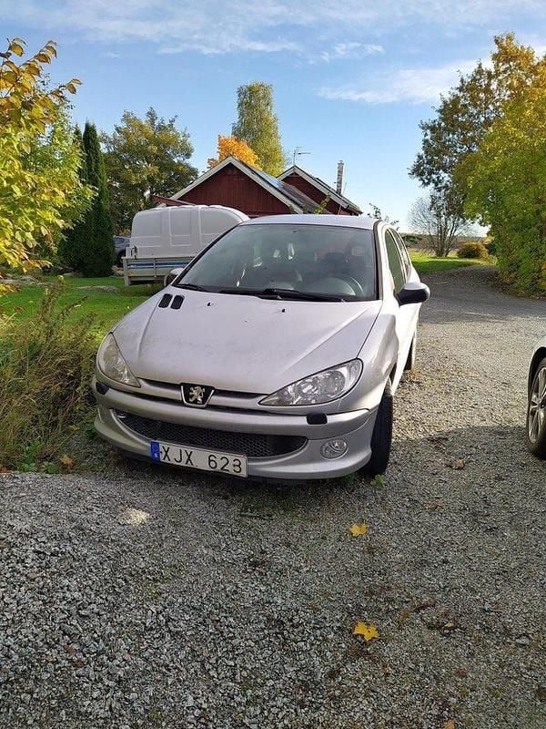 Grå Begagnad 2006 Peugeot 206 Sport Halvkombi | 8 000 kr (Bra pris) - Bild 1/3
