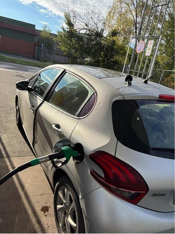 Grå Begagnad 2015 Peugeot 208 Halvkombi | 49 000 kr (Bra pris) - Bild 1/4