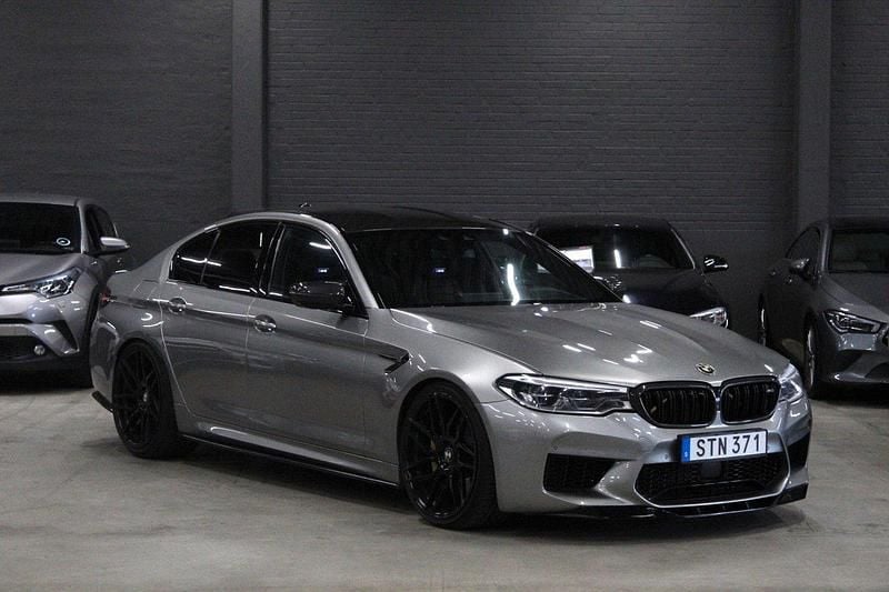 Grå (grå metallic) Begagnad 2018 BMW M5 Sedan | 699 000 kr (Marknadspris) - Bild 1/4