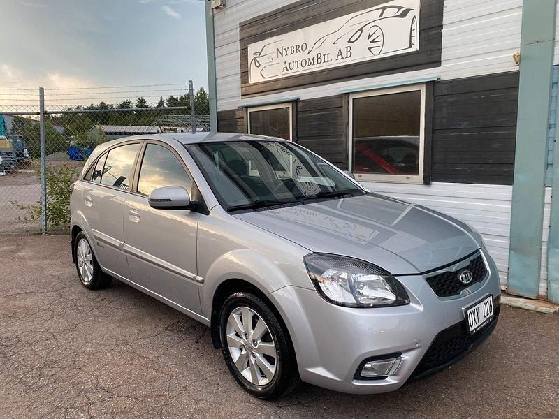 Silver Begagnad 2011 Kia Rio 2 Halvkombi | 54 900 kr - Bild 1/4