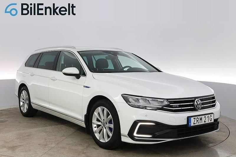 Vit Begagnad 2021 VW Passat GTE Kombi | 254 900 kr (Marknadspris) - Bild 1/4