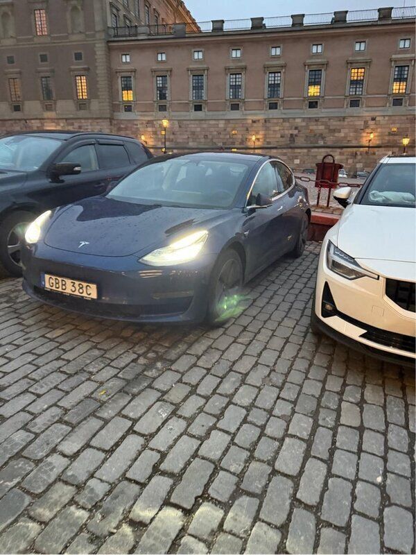 Blå Begagnad 2019 Tesla Model 3 Long Range Sedan | 205 000 kr (Marknadspris) - Bild 1/3