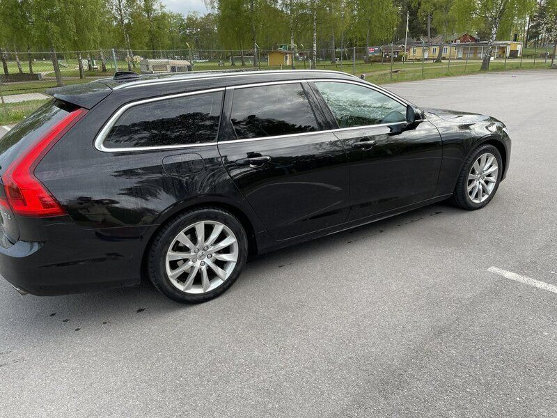 Svart Begagnad 2019 Volvo V90 Momentum Kombi | 220 000 kr (Marknadspris) - Bild 1/4