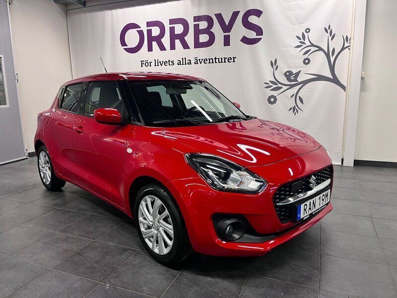 Röd Begagnad 2023 Suzuki Swift Halvkombi | 178 500 kr (Marknadspris) - Bild 1/4