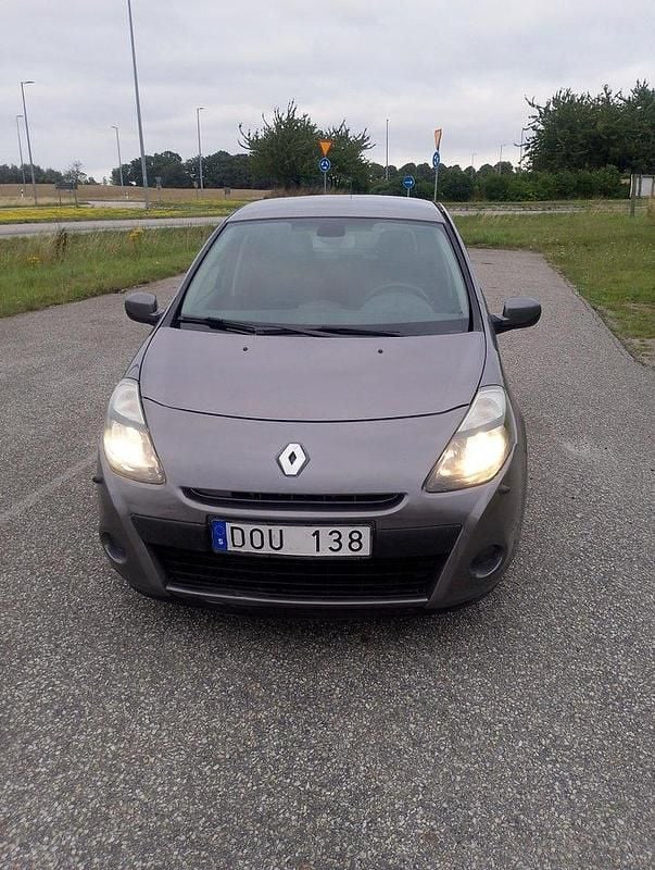 Grå Begagnad 2010 Renault Clio R.S. Halvkombi | 25 000 kr (Bra pris) - Bild 1/4