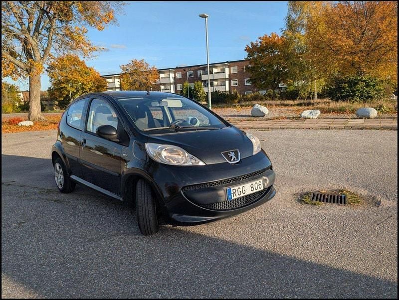 Svart Begagnad 2008 Peugeot 107 Halvkombi | 20 000 kr (Bra pris) - Bild 1/4