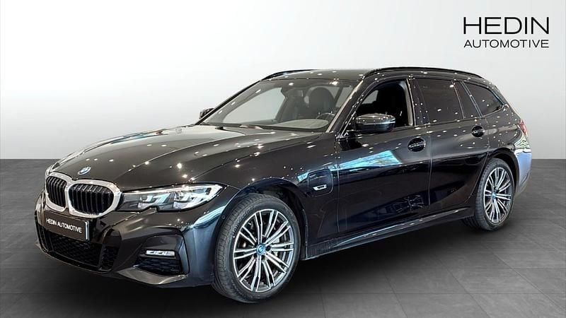Svart (black) Begagnad 2022 BMW 330e M Sport Kombi | 358 700 kr (Marknadspris) - Bild 1/4