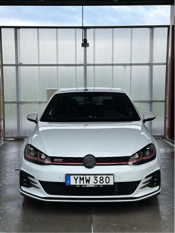 Vit Begagnad 2018 VW Golf VII GTI Halvkombi | 220 000 kr (Bra pris) - Bild 1/4