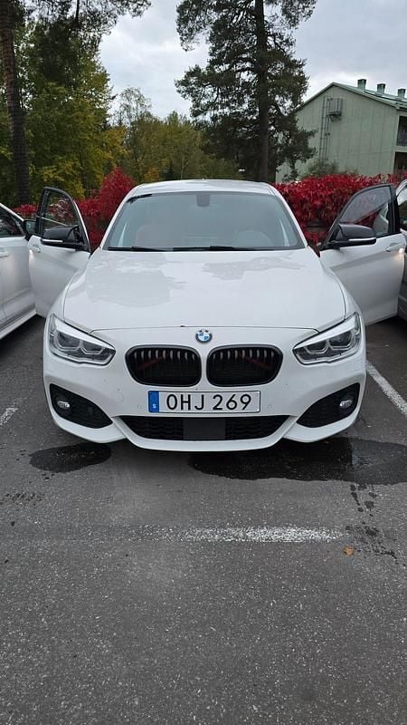 Vit Begagnad 2017 BMW 120 Halvkombi | 170 000 kr (Bra pris) - Bild 1/4