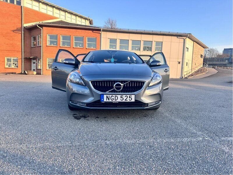 Grå Begagnad 2017 Volvo V40 Kinetic Kombi | 130 000 kr (Bra pris) - Bild 1/4