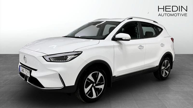 Vit (white) Begagnad 2023 MG ZS Comfort Sedan | 309 900 kr (Dyr) - Bild 1/4