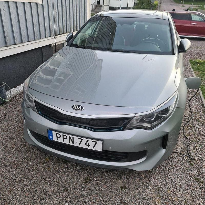 Grå Begagnad 2017 Kia Optima Hybrid Comfort Sedan | 135 000 kr (Marknadspris) - Bild 1/4