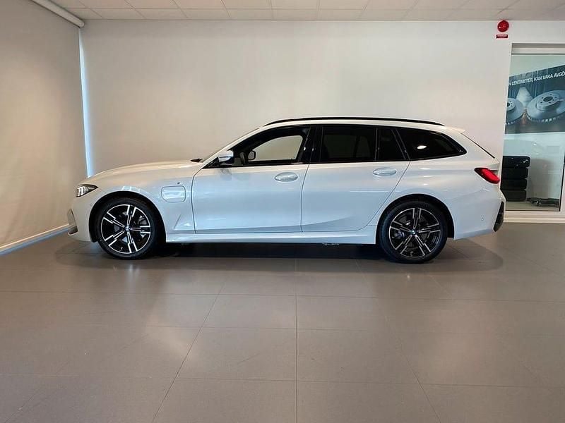 Begagnad BMW 330 Shadowline 184 HK (135 kW) 2025 Mineralvit Kombi