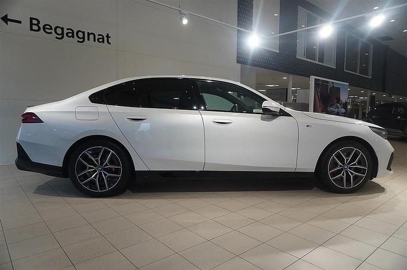 Begagnad BMW i5 M Sport 290 kW (395 HK) 2024 Vit Sedan
