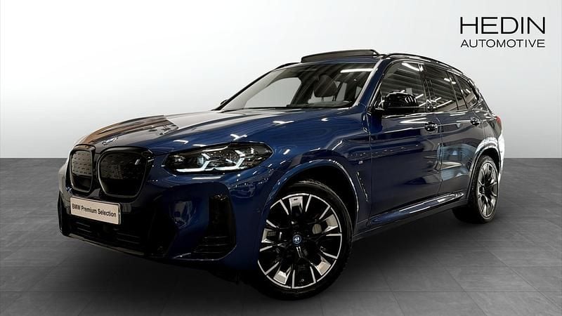 Blå Begagnad 2022 BMW iX3 Shadowline SUV | 418 700 kr (Bra pris) - Bild 1/4