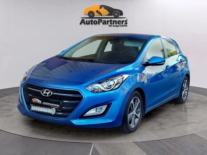 Ljusblå Begagnad 2015 Hyundai i30 Comfort Halvkombi | 89 900 kr (Marknadspris) - Bild 1/4