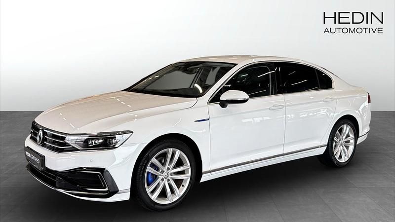 Vit (white) Begagnad 2019 VW Passat GTE Sedan | 229 900 kr (Marknadspris) - Bild 1/4