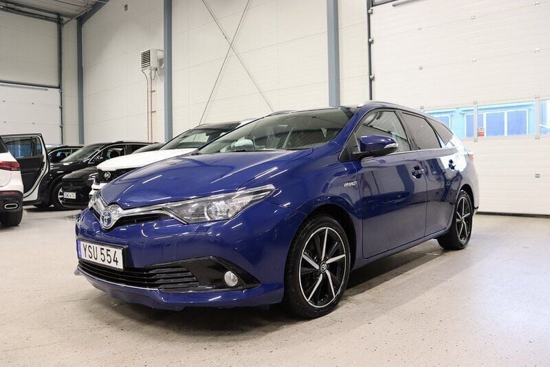 Mörkblå Begagnad 2017 Toyota Auris Hybrid Edition Kombi | 169 900 kr (Marknadspris) - Bild 1/4