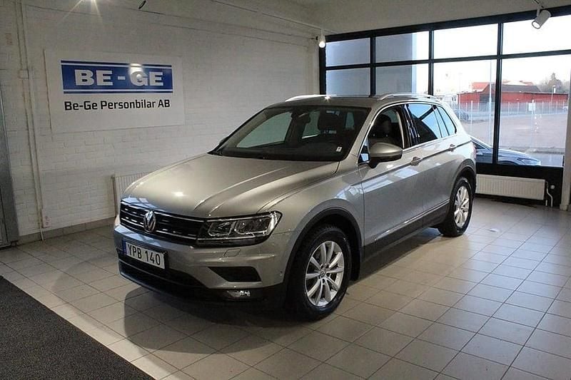 Silver Begagnad 2018 VW Tiguan SUV | 219 000 kr (Bra pris) - Bild 1/4